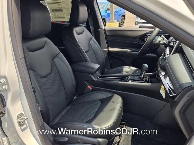 New 2026 Bright White Clearcoat Jeep Latitude image 16