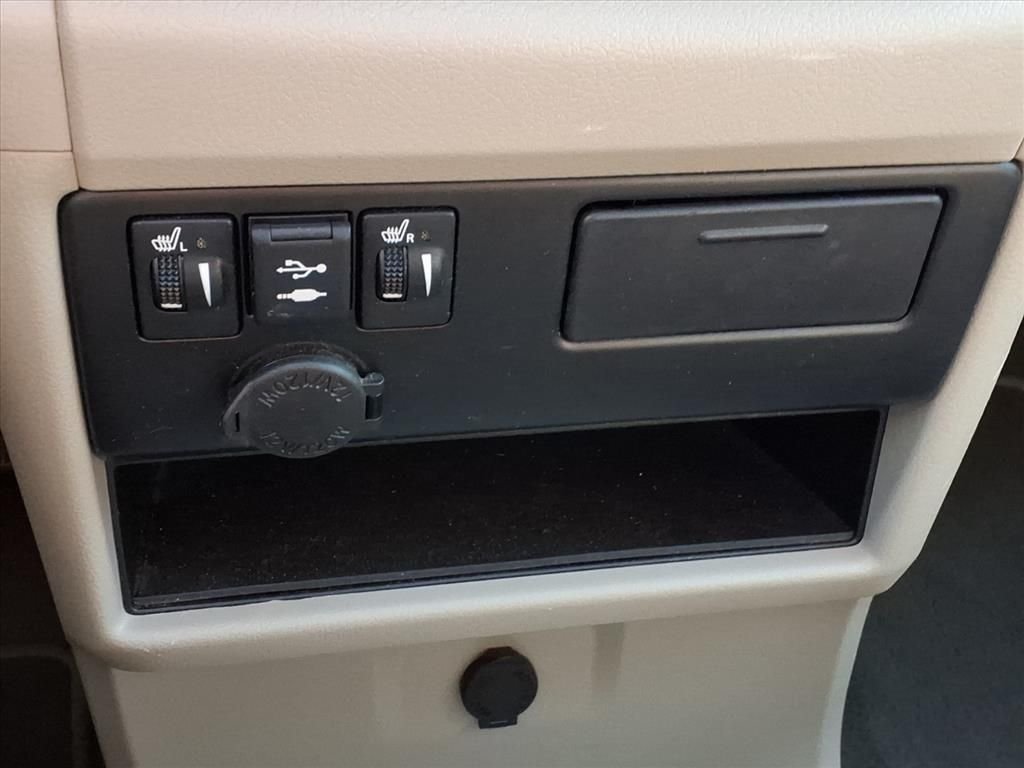 Used 2020 Beige Toyota XLE image 28
