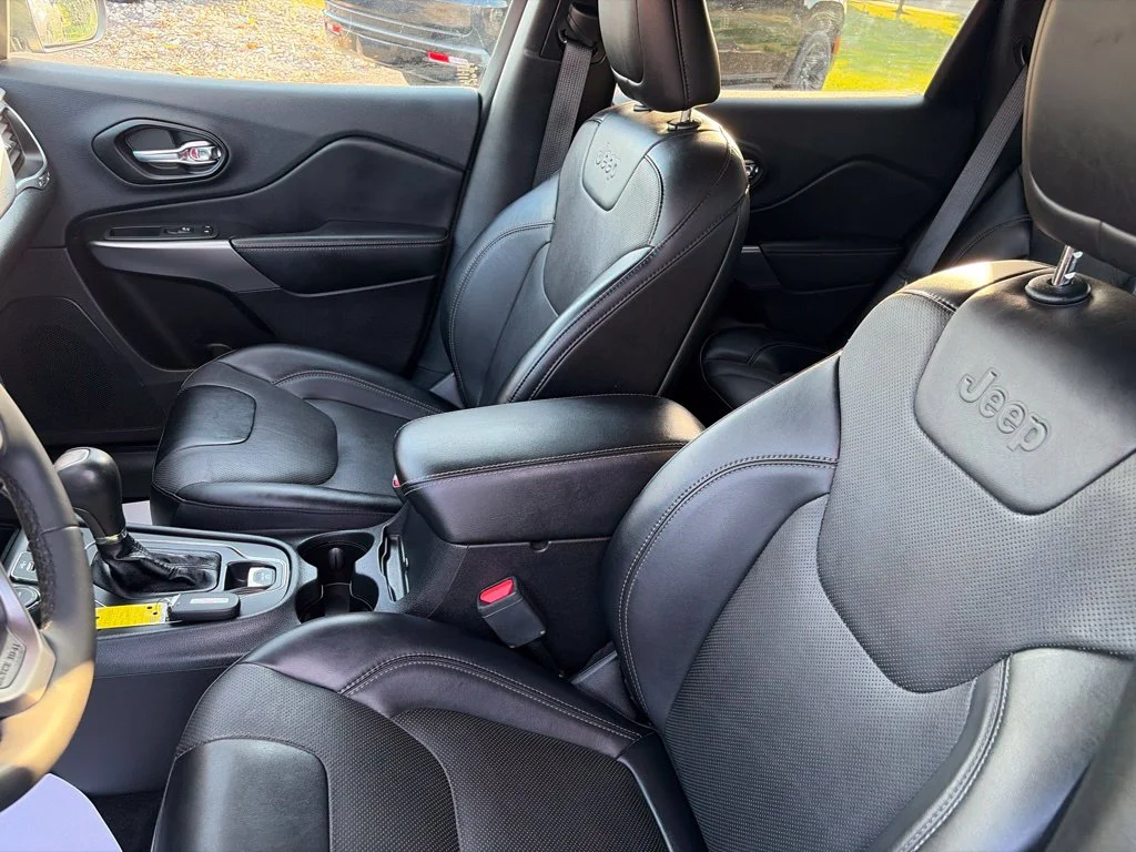 Certified Used 2022 Gray Jeep Latitude Lux image 25