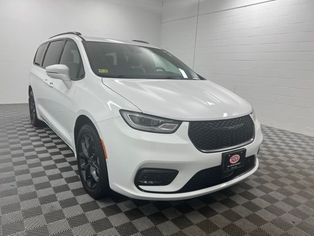 Used 2022 White Chrysler Touring L image 1