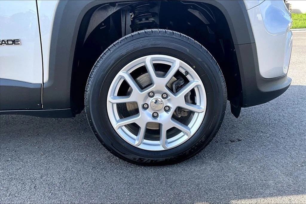 Used 2021 Silver Jeep Latitude image 9