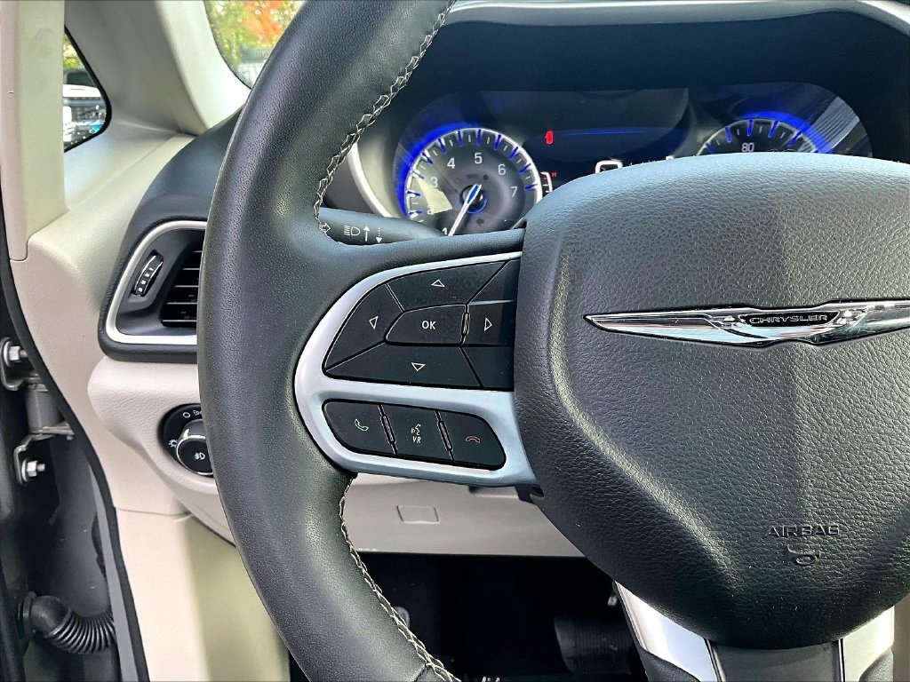 Used 2022 Ceramic Gray Clearcoat Chrysler Touring L image 24