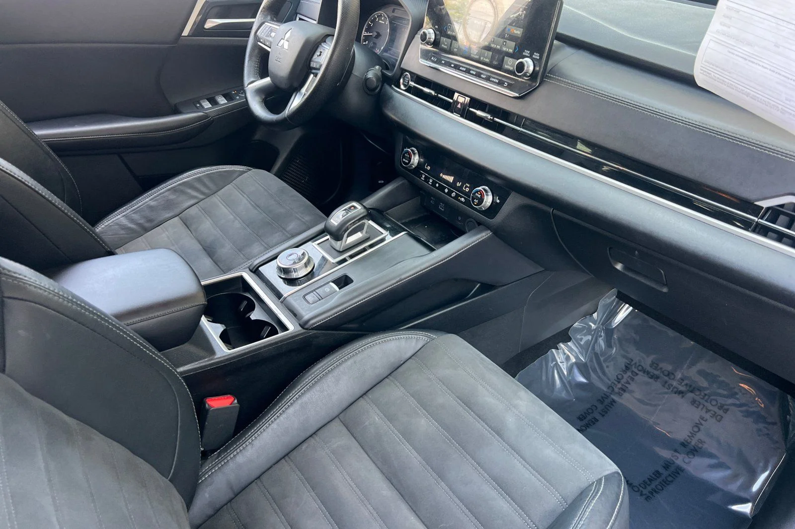 Used 2022 Black Mitsubishi SE Launch Edition image 15