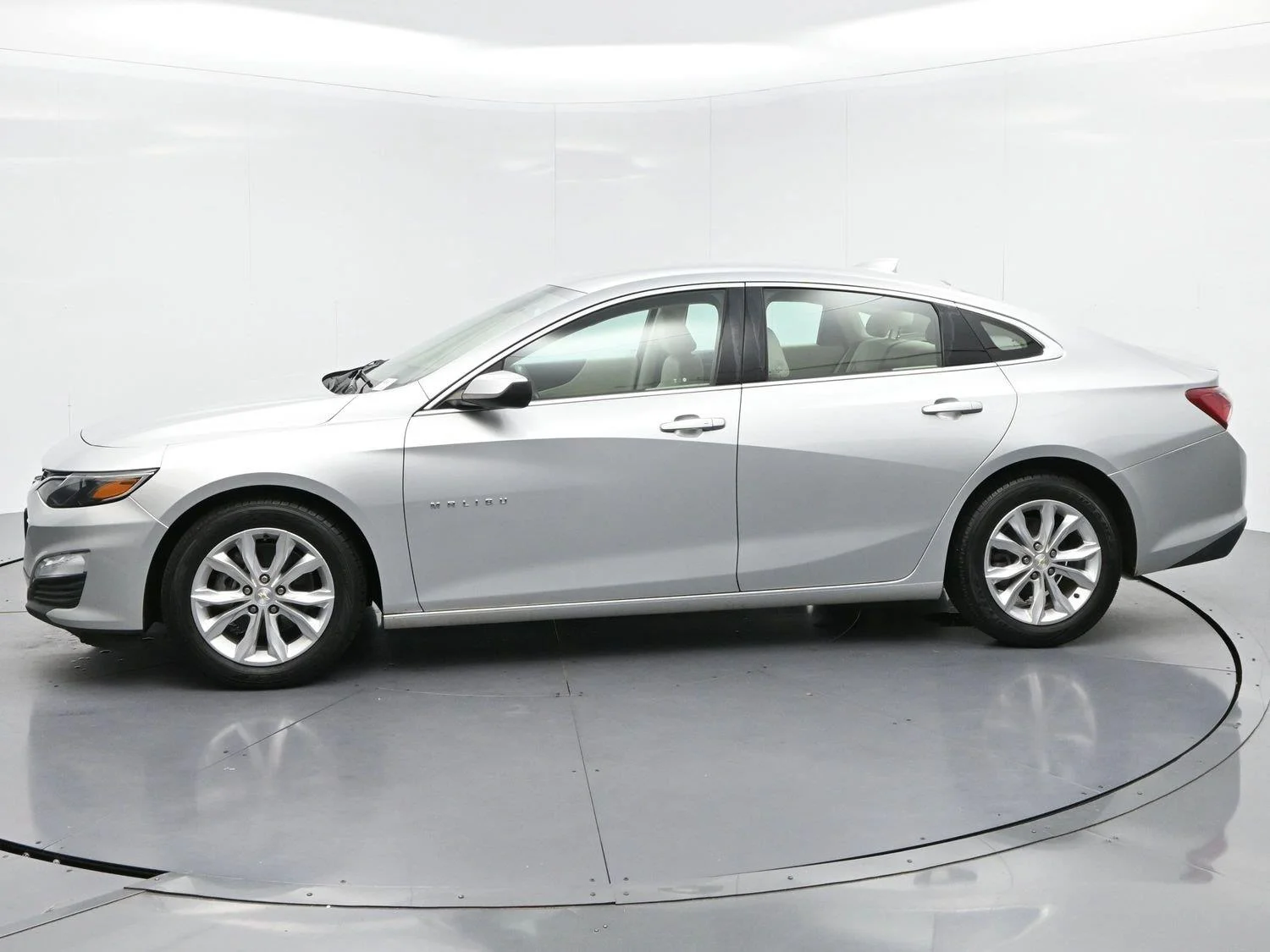 Used 2020 Silver Ice Metallic Chevrolet LT image 4