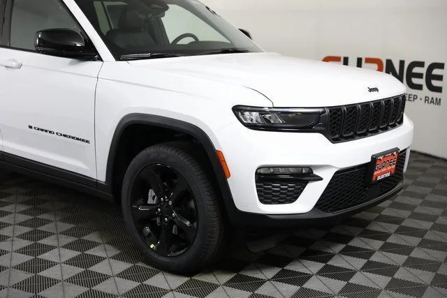 New 2025 Bright White Clear-Coat Exterior Paint Jeep Limited image 24