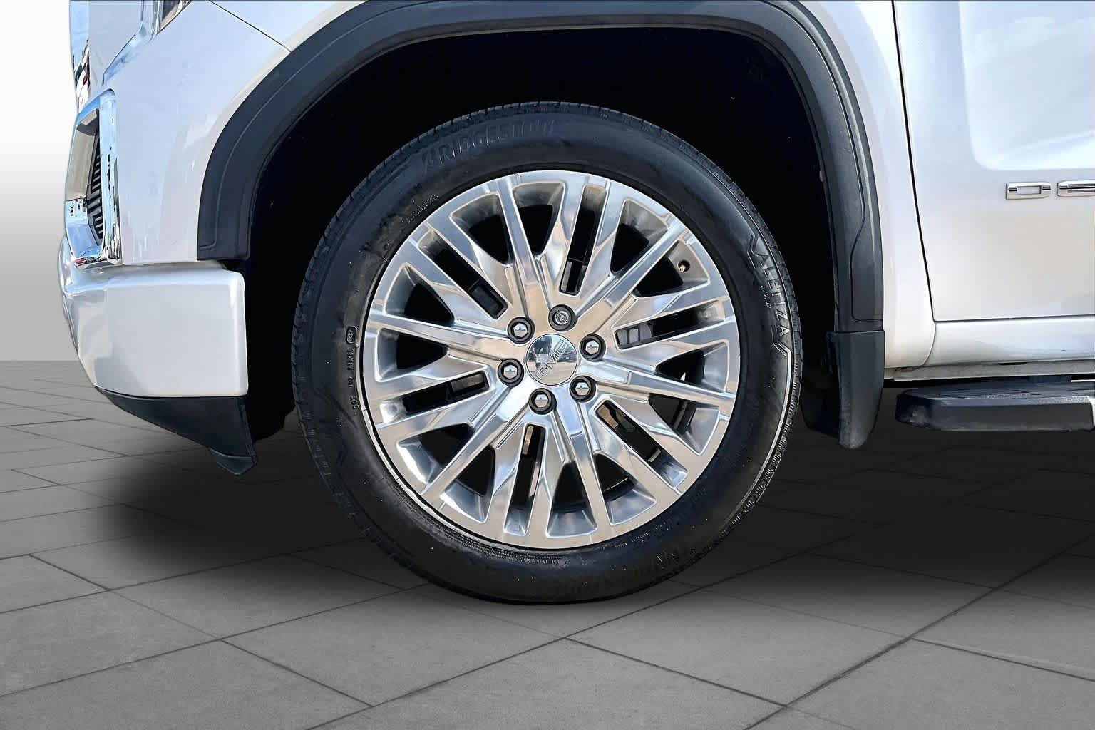 Used 2022 White Frost Tricoat GMC Denali image 11