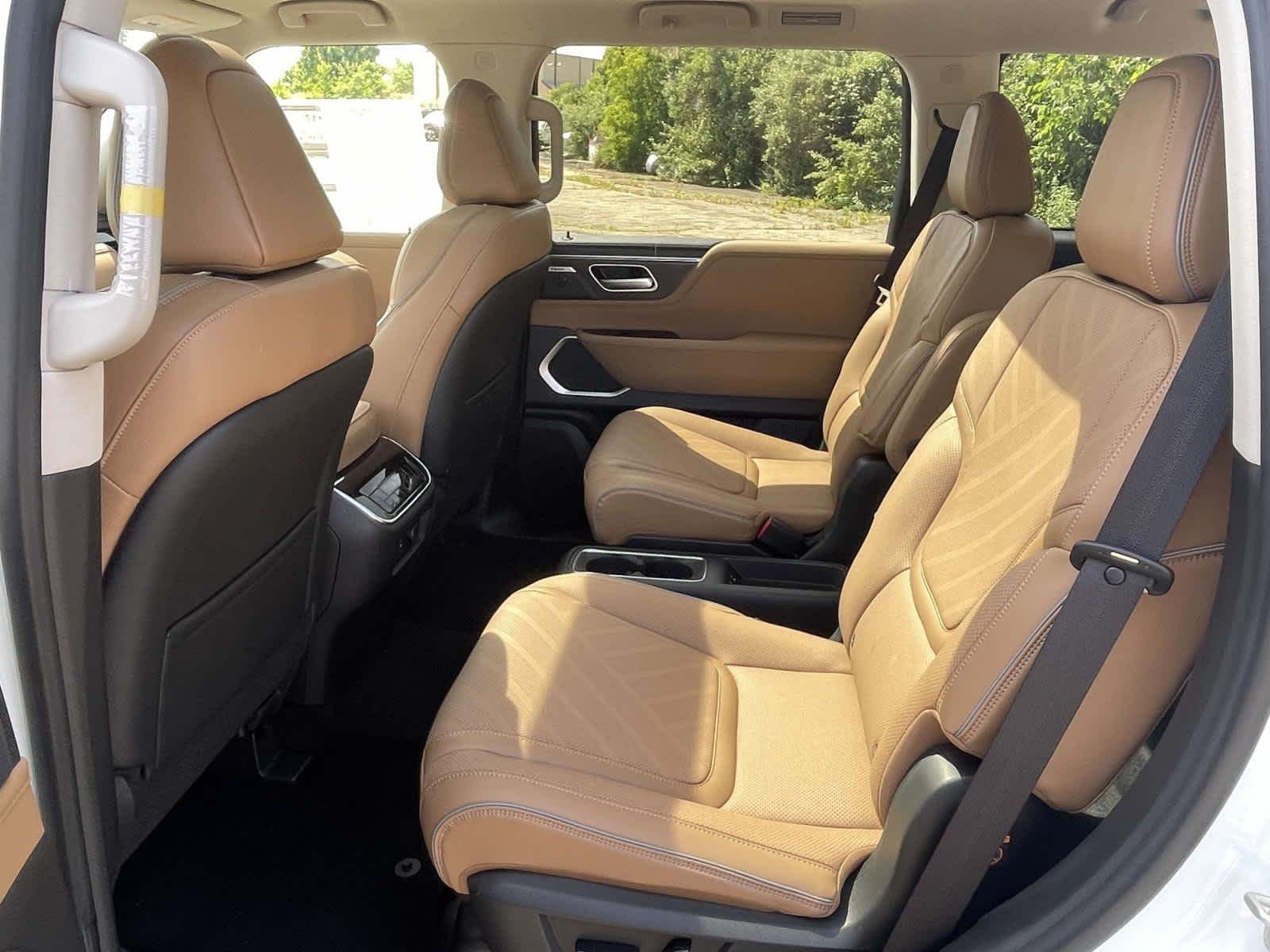 New 2026 Radiant White INFINITI LUXE image 18