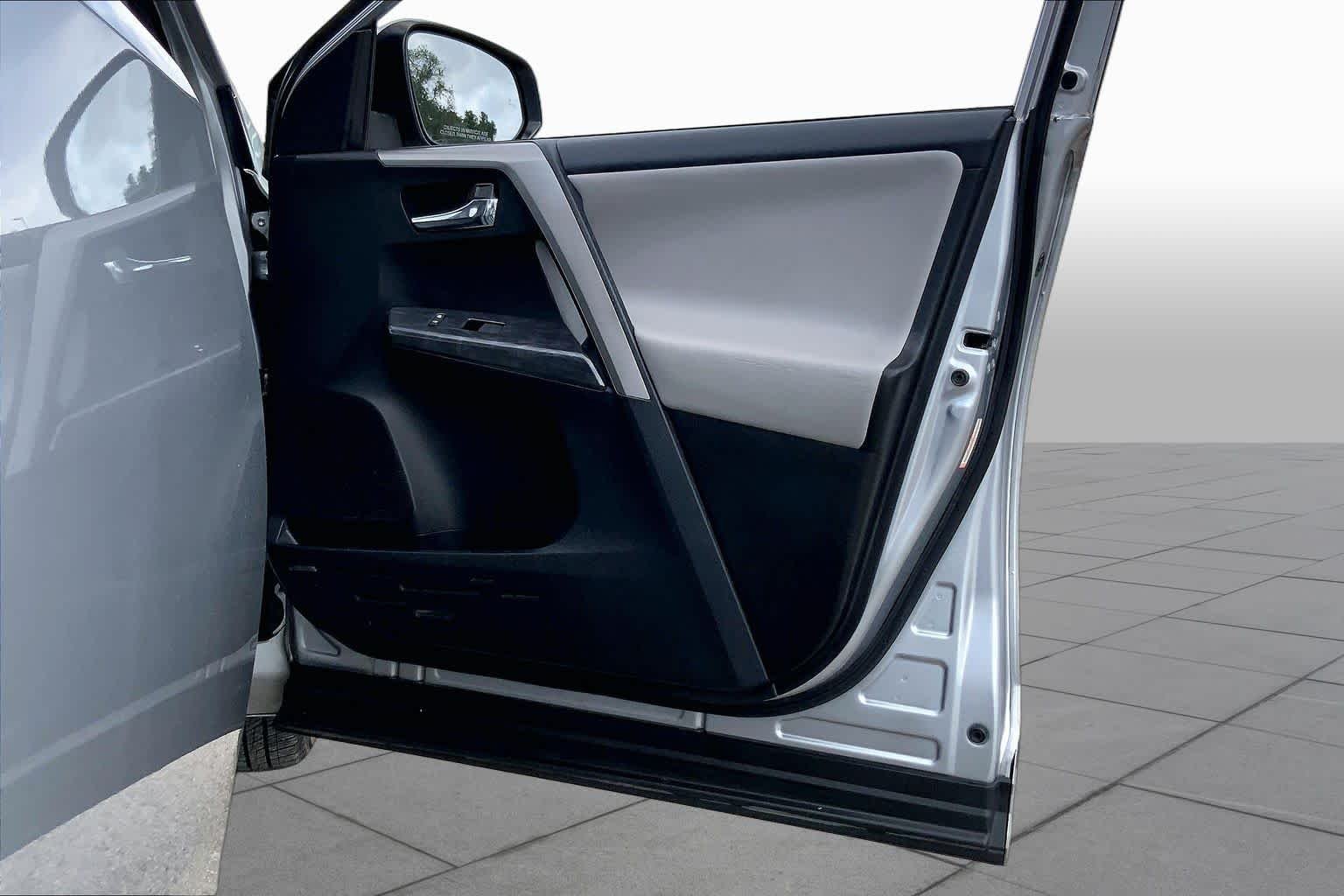 Used 2017 Silver Sky Metallic Toyota Platinum image 22