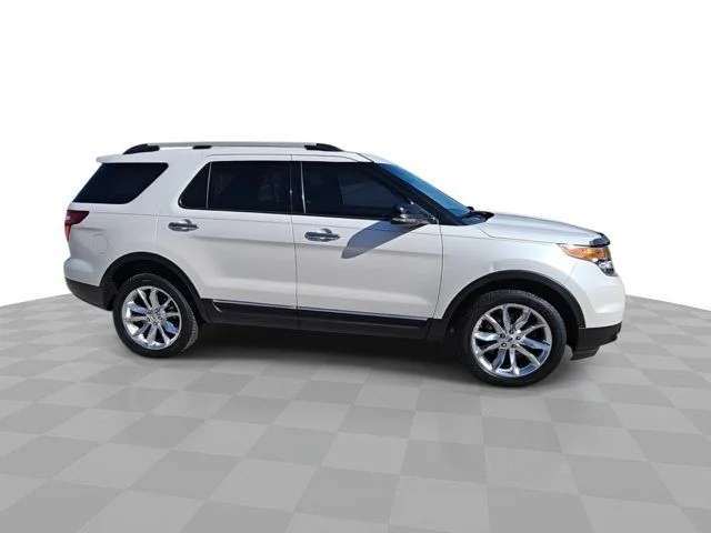 Used 2015 White Platinum Clearcoat Metallic Ford XLT image 9