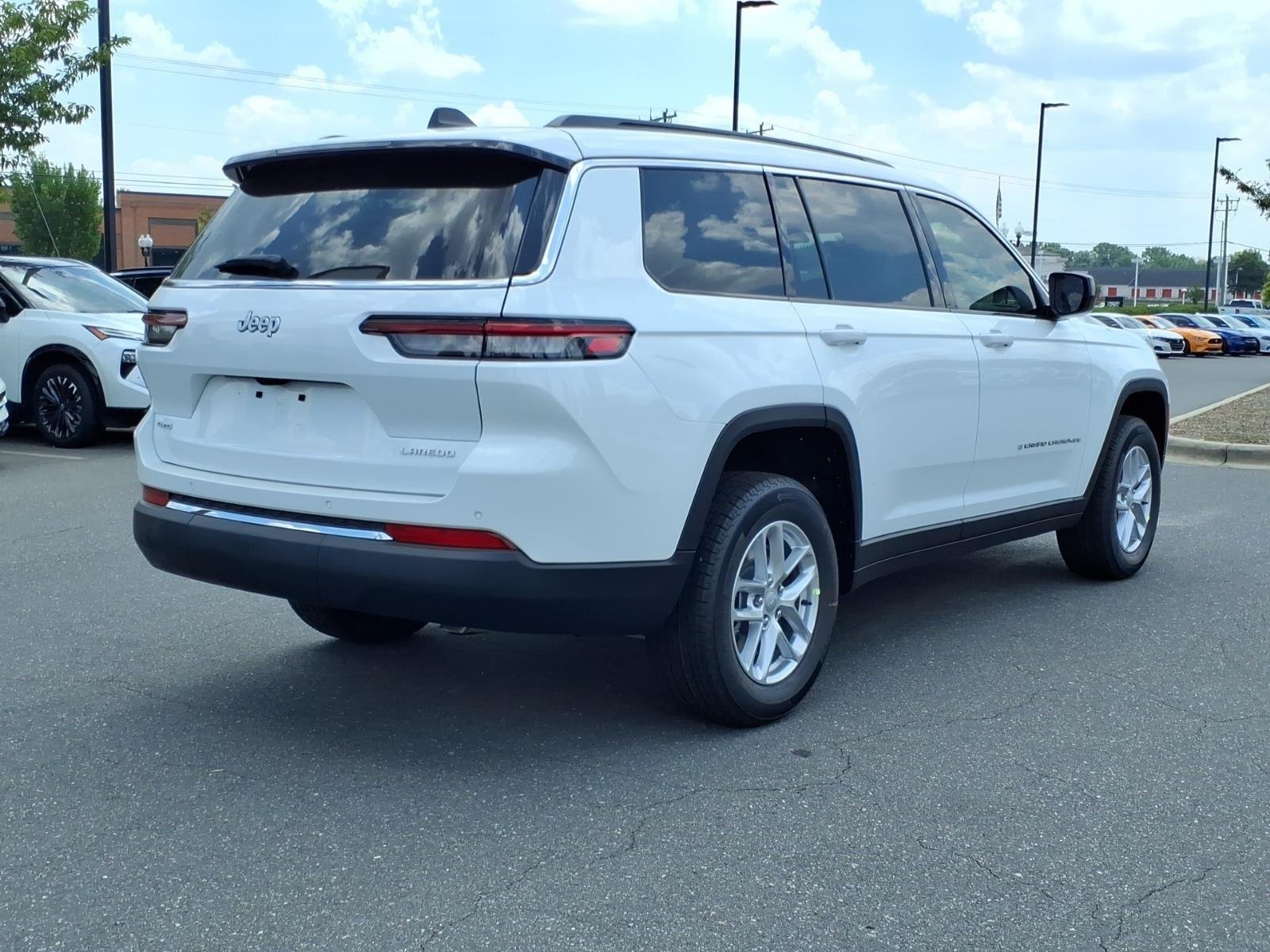 New 2026 Bright White Clear-Coat Exterior Paint Jeep Laredo image 2