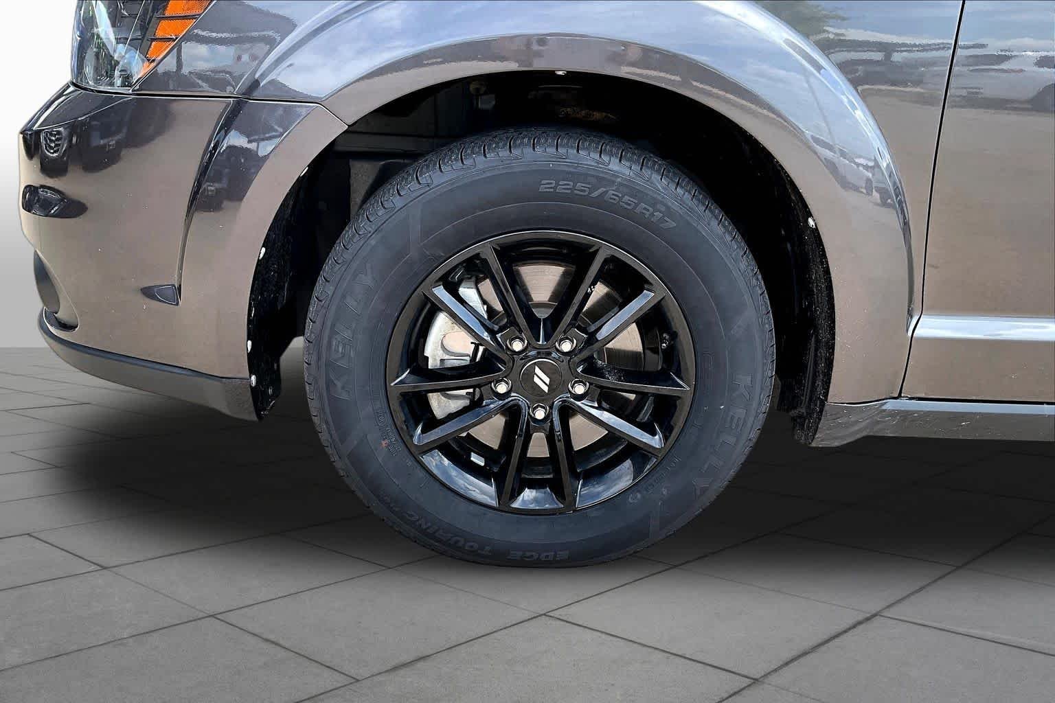 Used 2019 Granite Pearlcoat Dodge SE image 10