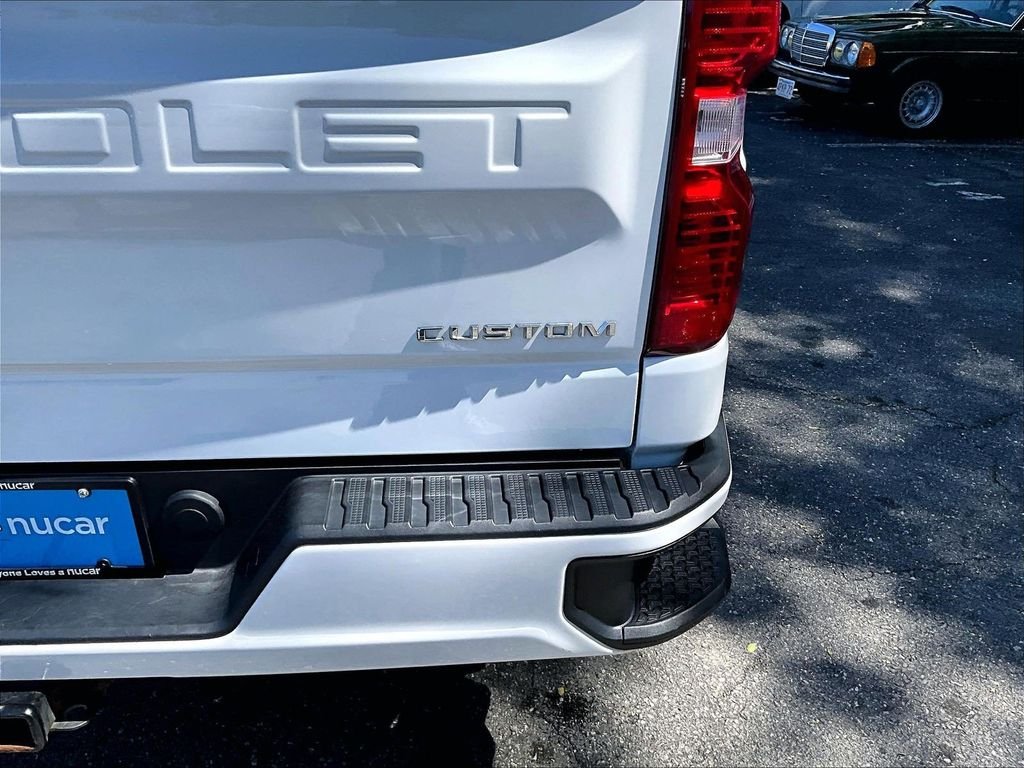 Used 2023 White Chevrolet Custom image 29