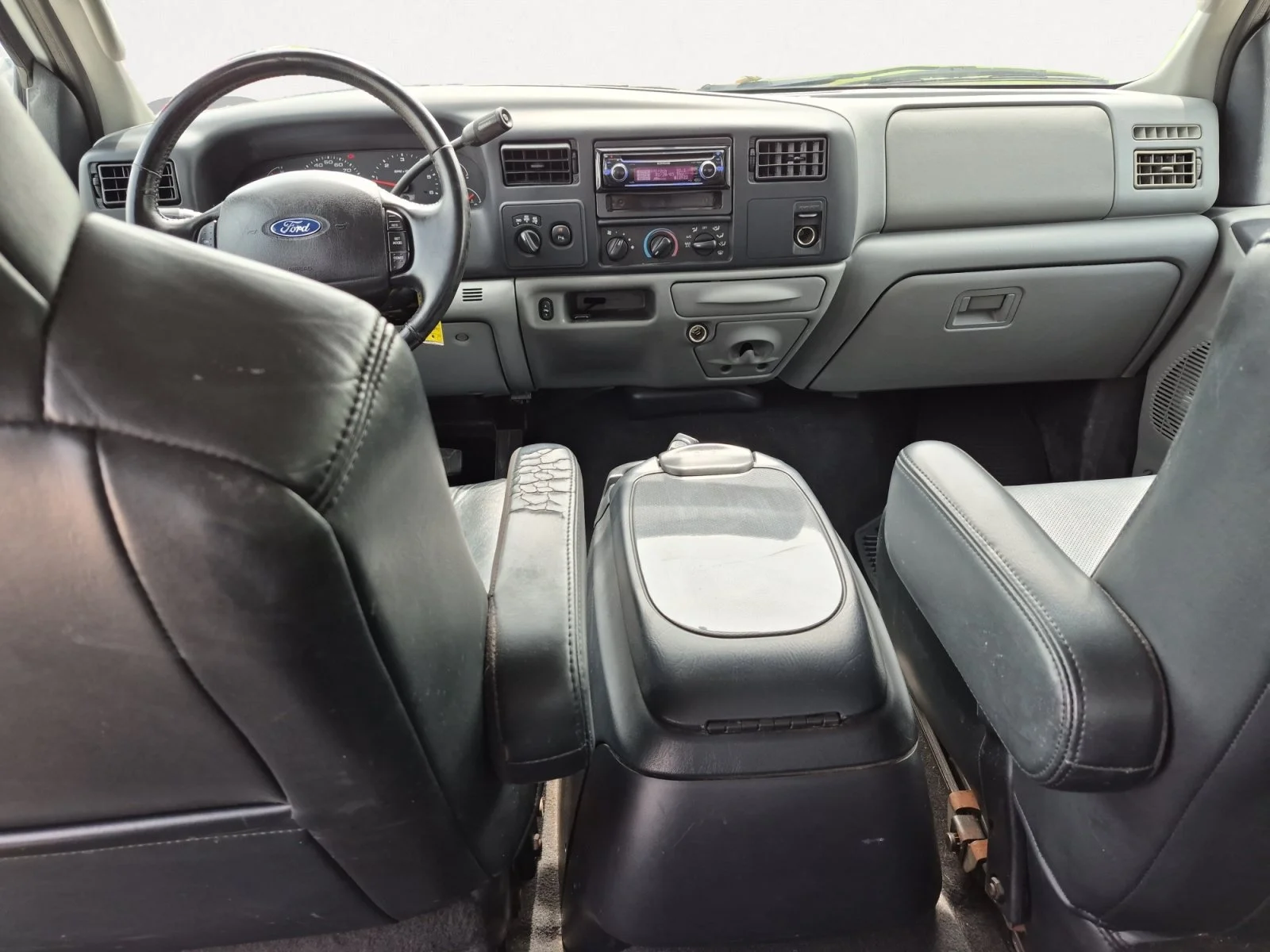 Used 2004 White Ford XL image 3