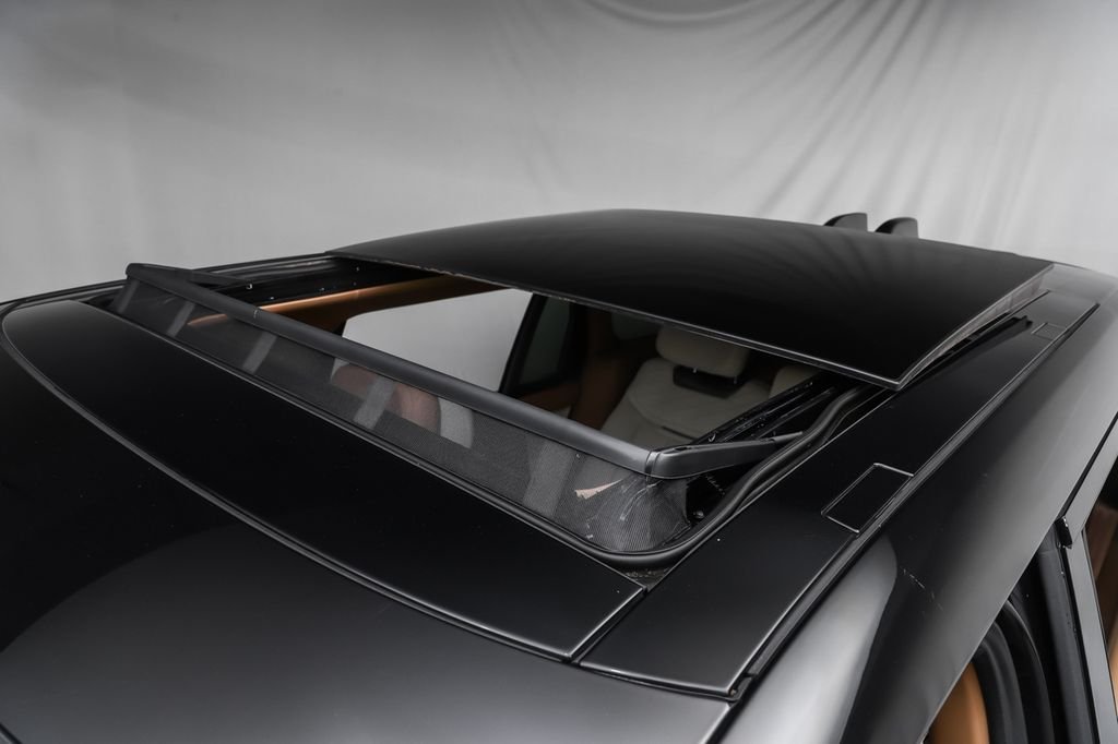 Used 2025  Land Rover SV image 5