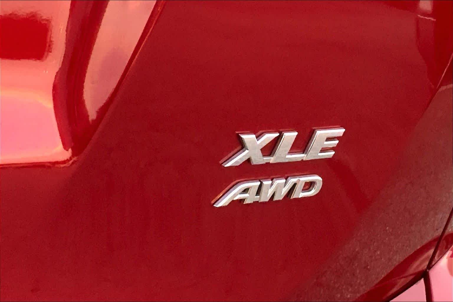 Used 2018 Ruby Flare Pearl Toyota XLE image 10