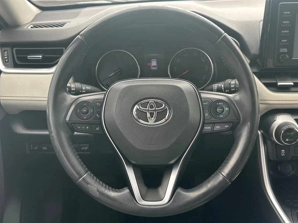 Used 2019 Gray Toyota XLE Premium image 19