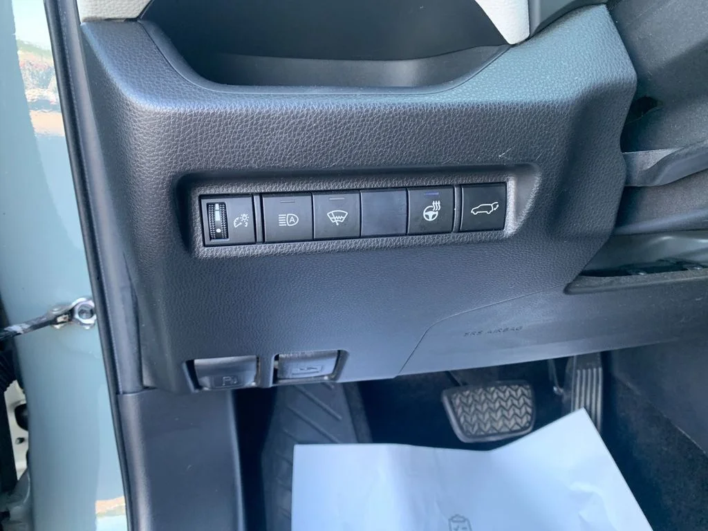 Used 2020  Toyota XLE Premium image 33