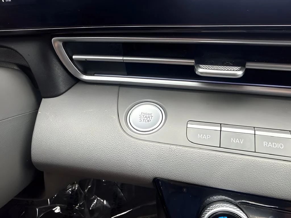 Used 2025 Silver Hyundai SEL Convenience image 22