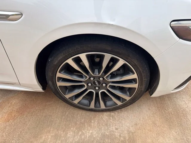 Used 2018 White Lincoln Select image 4