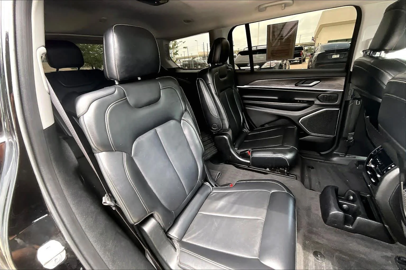 Used 2021 Diamond Black Crystal Pearlcoat Jeep Limited image 17