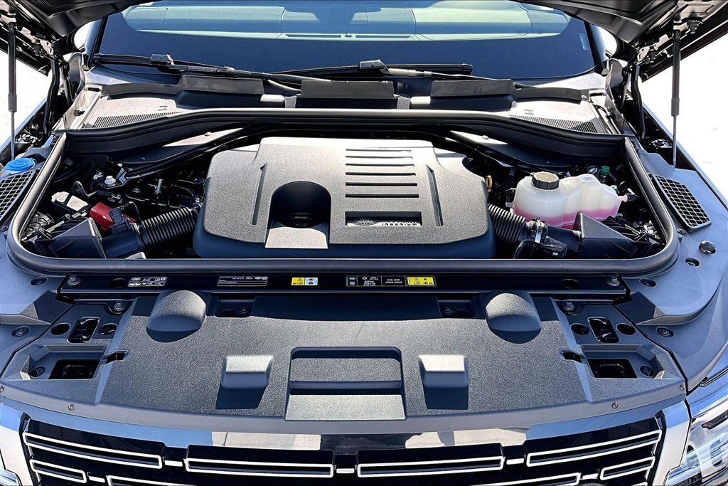 New 2027 SANTORINI BLACK Land Rover SE image 12