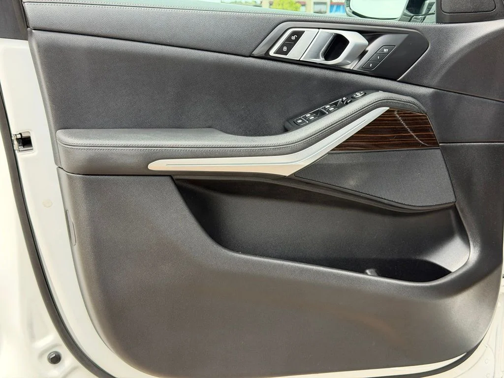 Used 2019 White BMW xDrive40i image 24