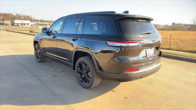 New 2025 Diamond Black Crystal Pearl-Coat Exterior Paint Jeep Altitude X image 19