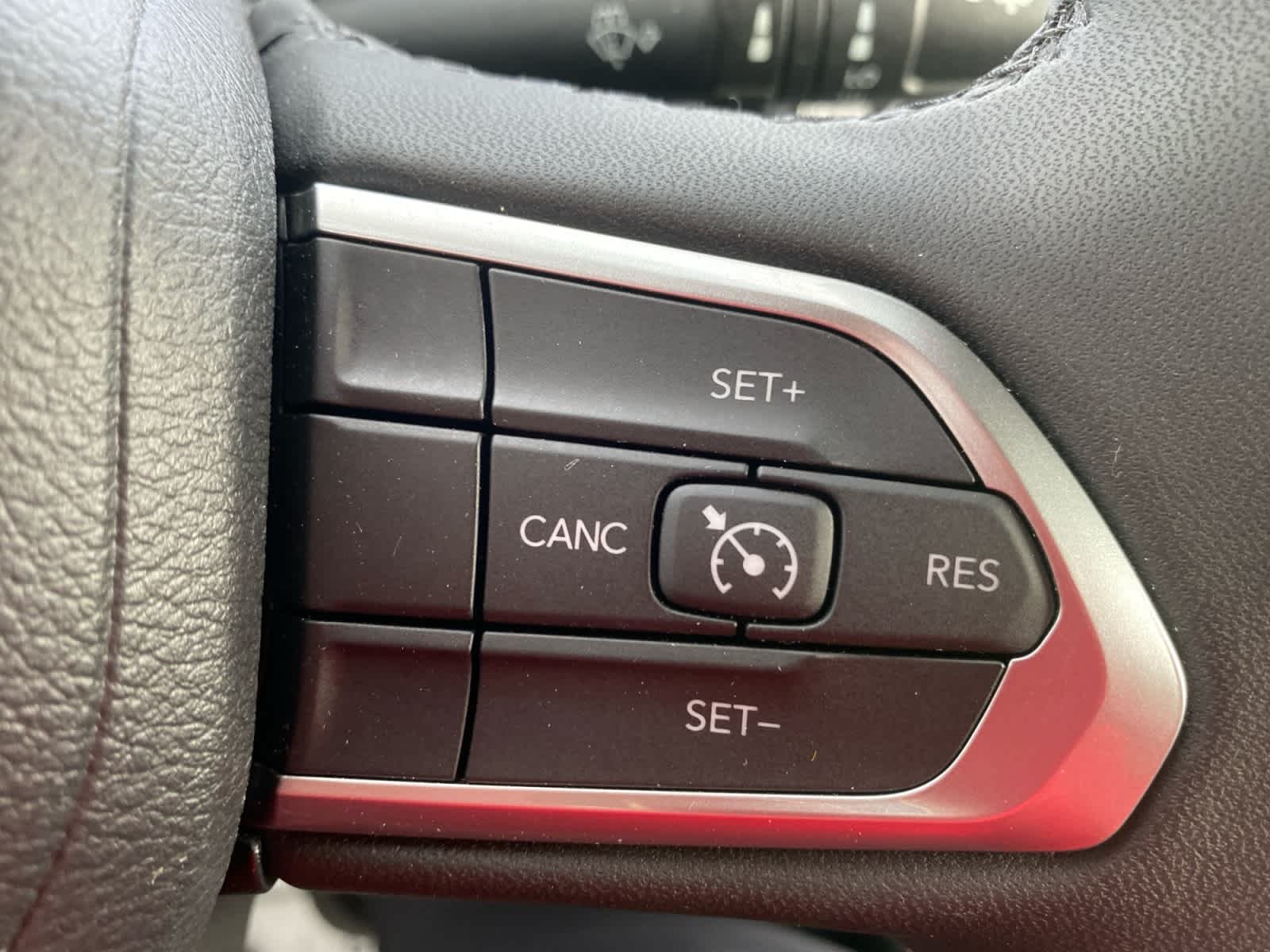 Used 2025 Red Hot Pearlcoat Jeep Latitude image 27