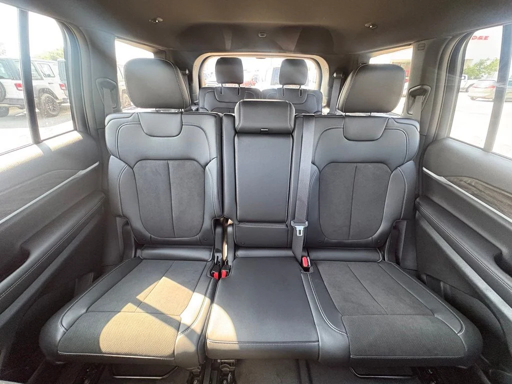 New 2026 Bright White Clear-Coat Exterior Paint Jeep Altitude image 29