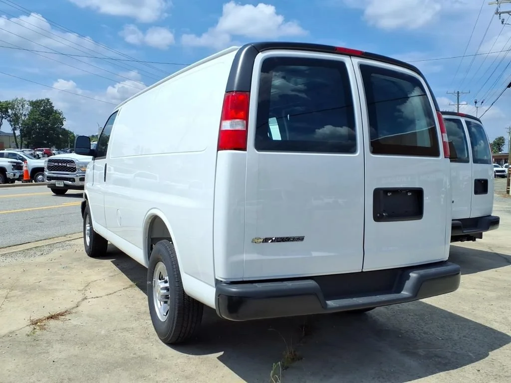 New 2025 Summit White Chevrolet WT image 27