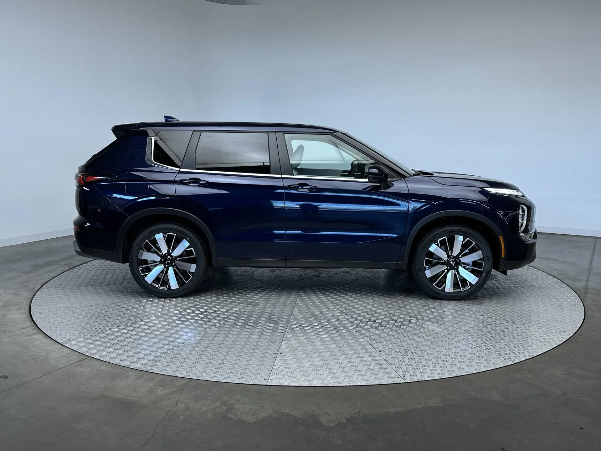New 2026 Cosmic Blue Metallic Mitsubishi SE image 10