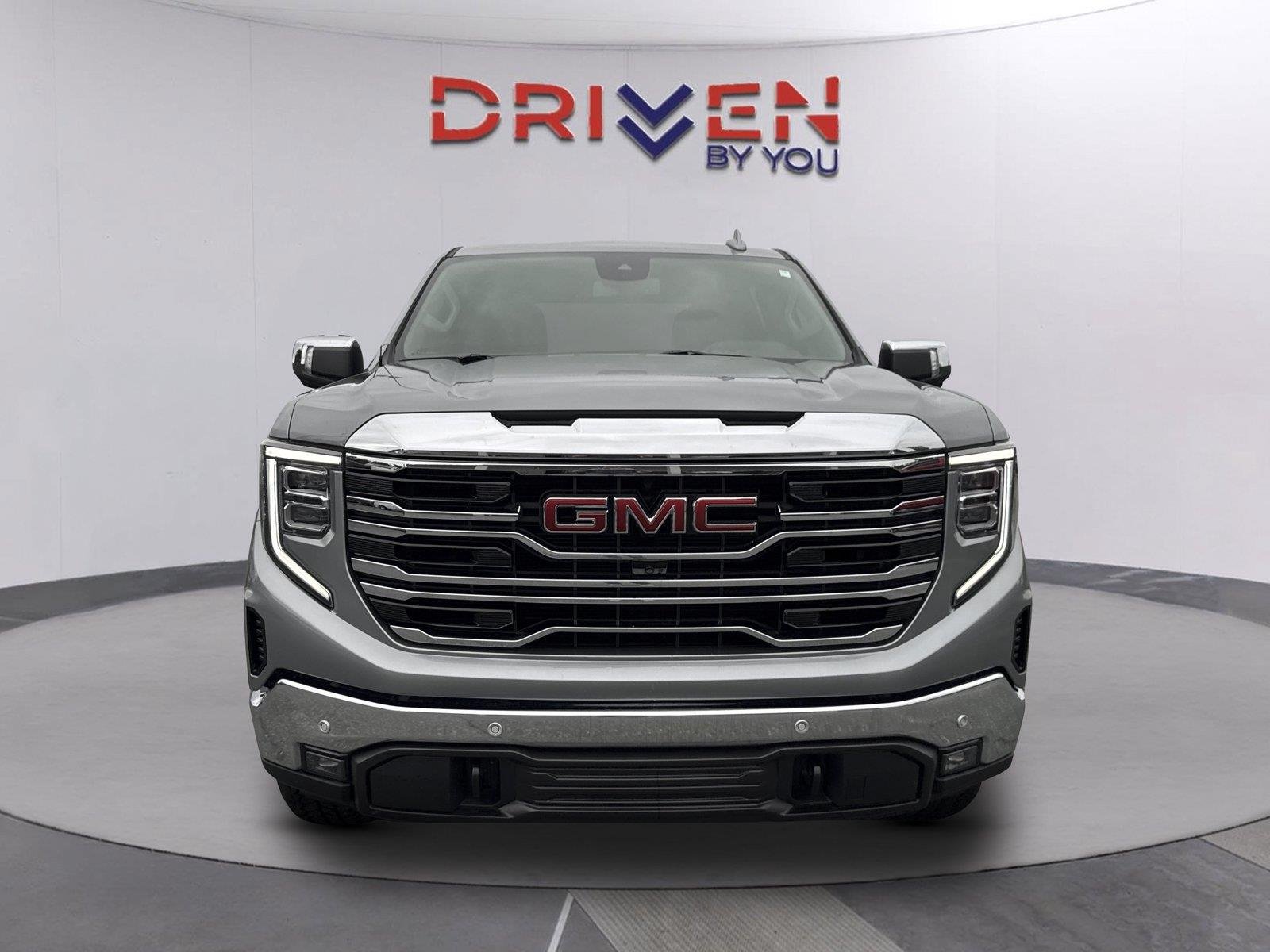 Used 2025 Sterling Metallic GMC SLT image 9