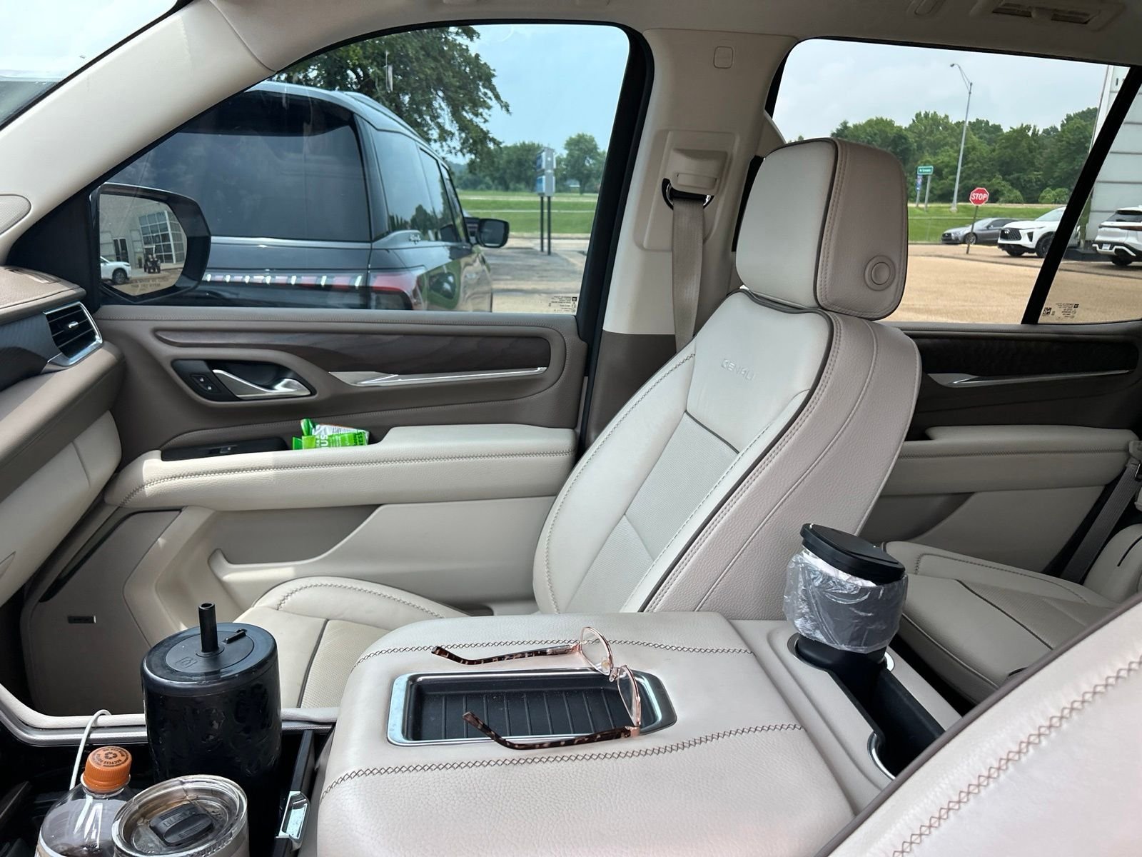 Used 2022 White GMC Denali image 31