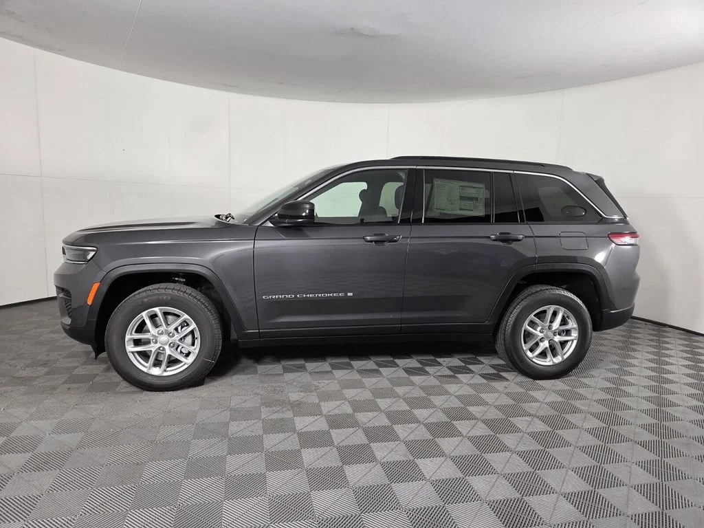 New 2026 Baltic Gray Metallic Clear-Coat Exterior Paint Jeep Laredo image 8