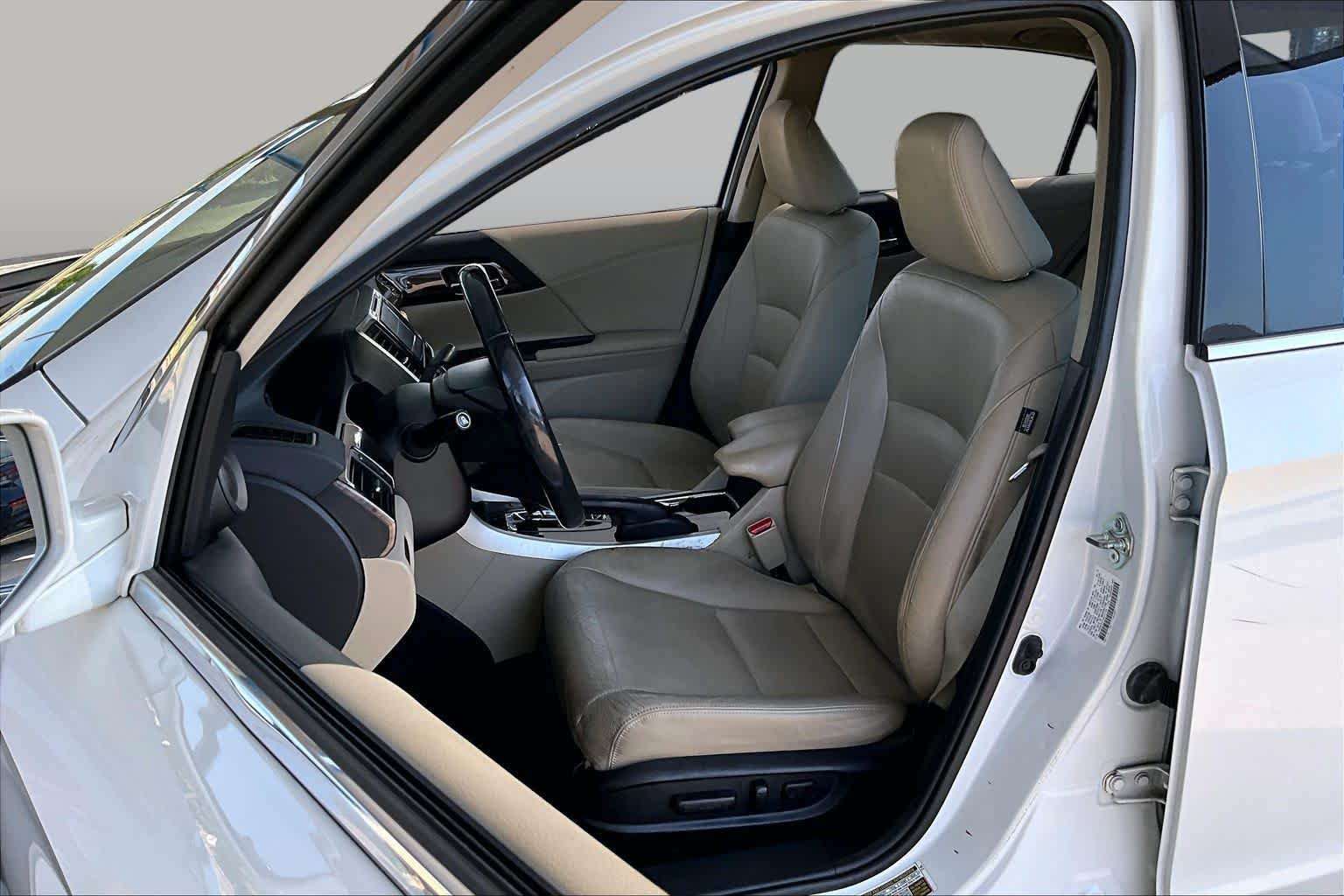 Used 2017 White Orchid Pearl Honda Touring image 8