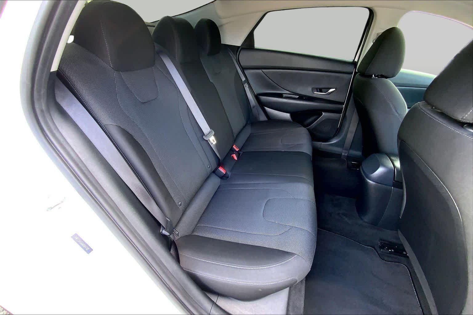 Used 2021 Quartz White Hyundai SE image 20