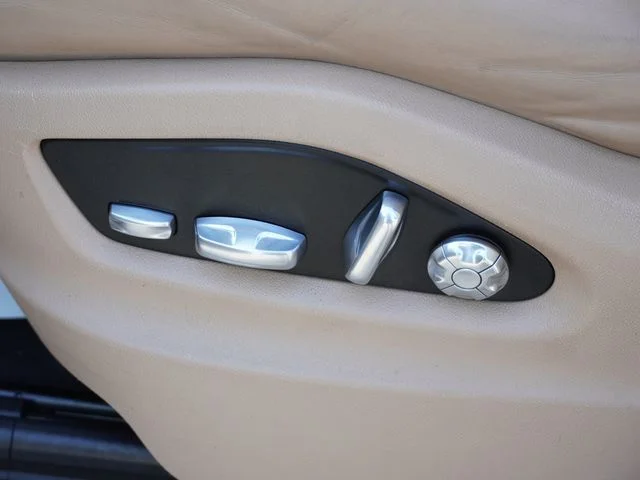 Used 2020  Porsche Base image 21