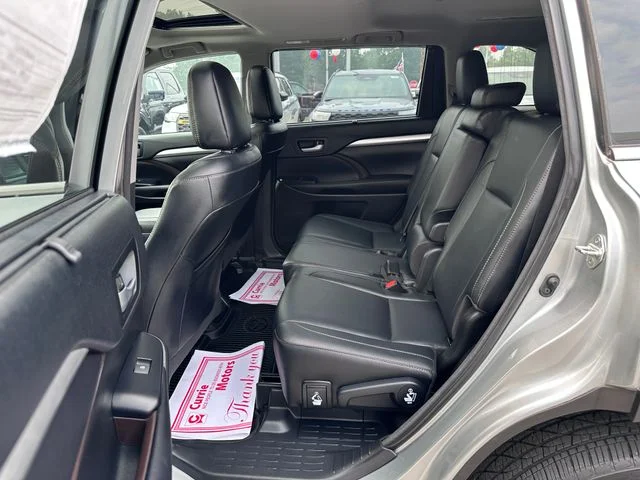 Used 2018 Silver Toyota XLE image 9