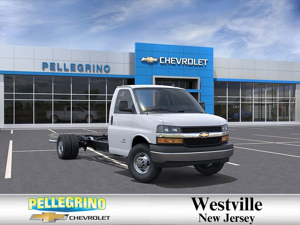 Summit White 2025 Chevrolet Express Chassis 3500 Cutaway 177 Van Rear-Wheel Drive