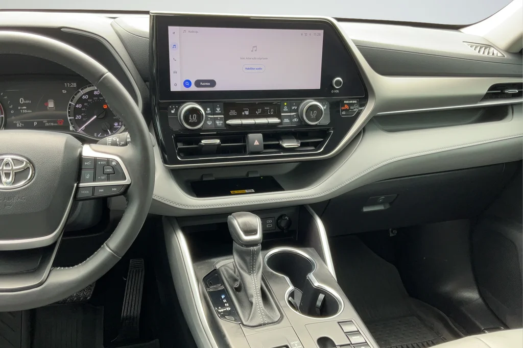 2024 Toyota Highlander XLE - Photo 16