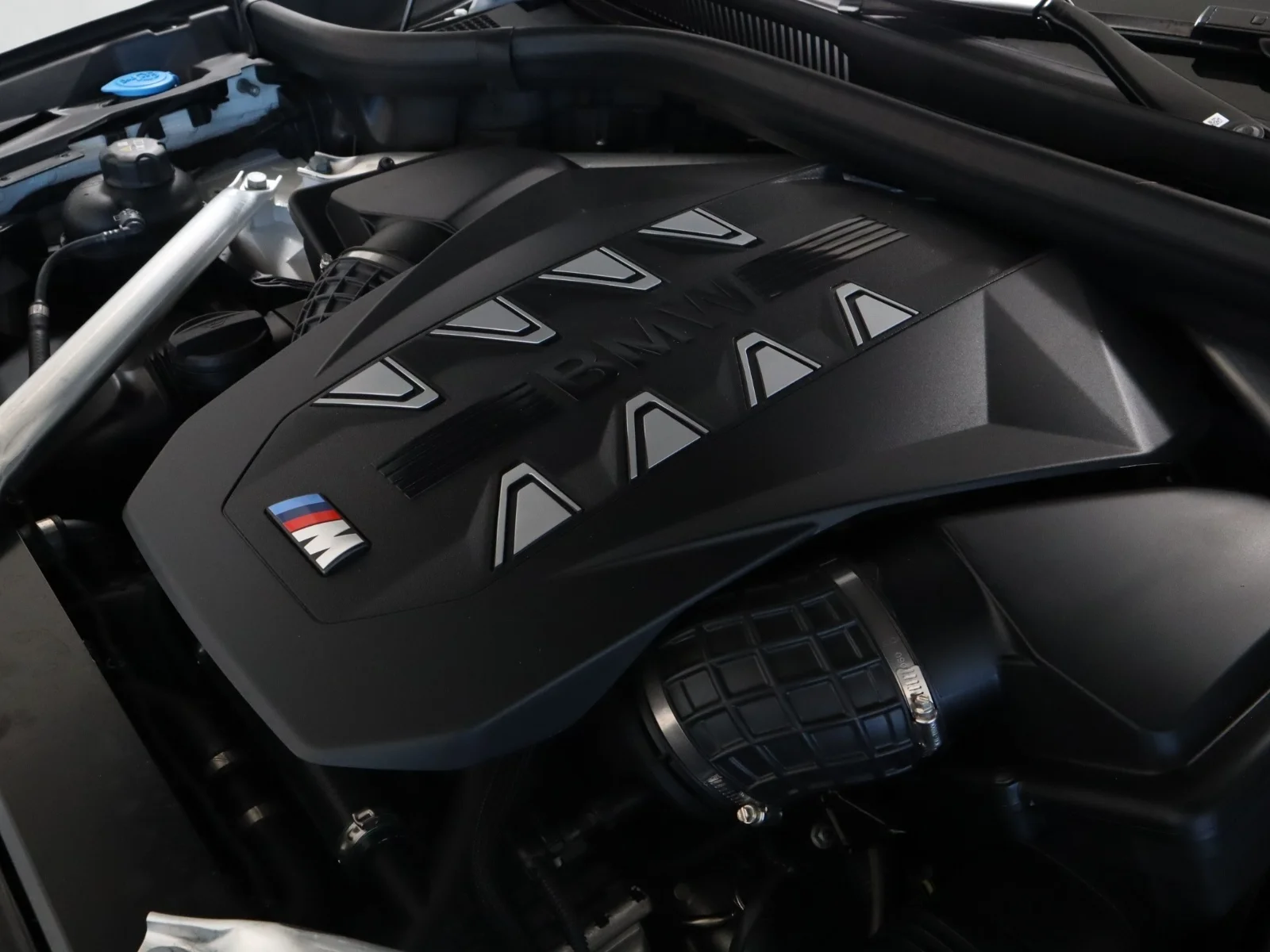 Used 2026 White BMW M60i Sports Activity Vehicle image 11