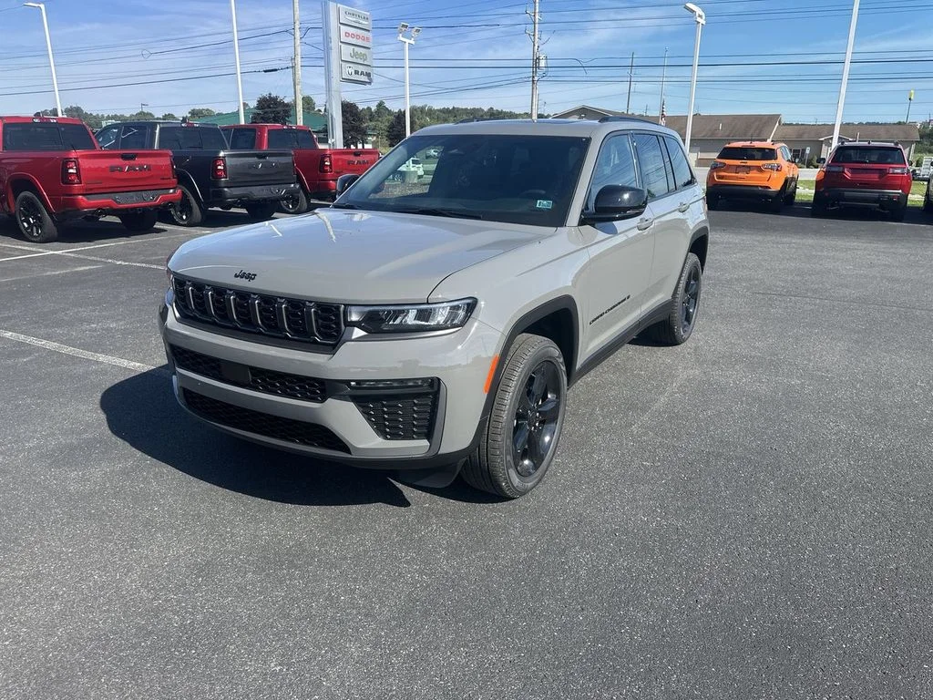 New 2027 Sting-Gray Clear-Coat Paint Jeep Limited image 4