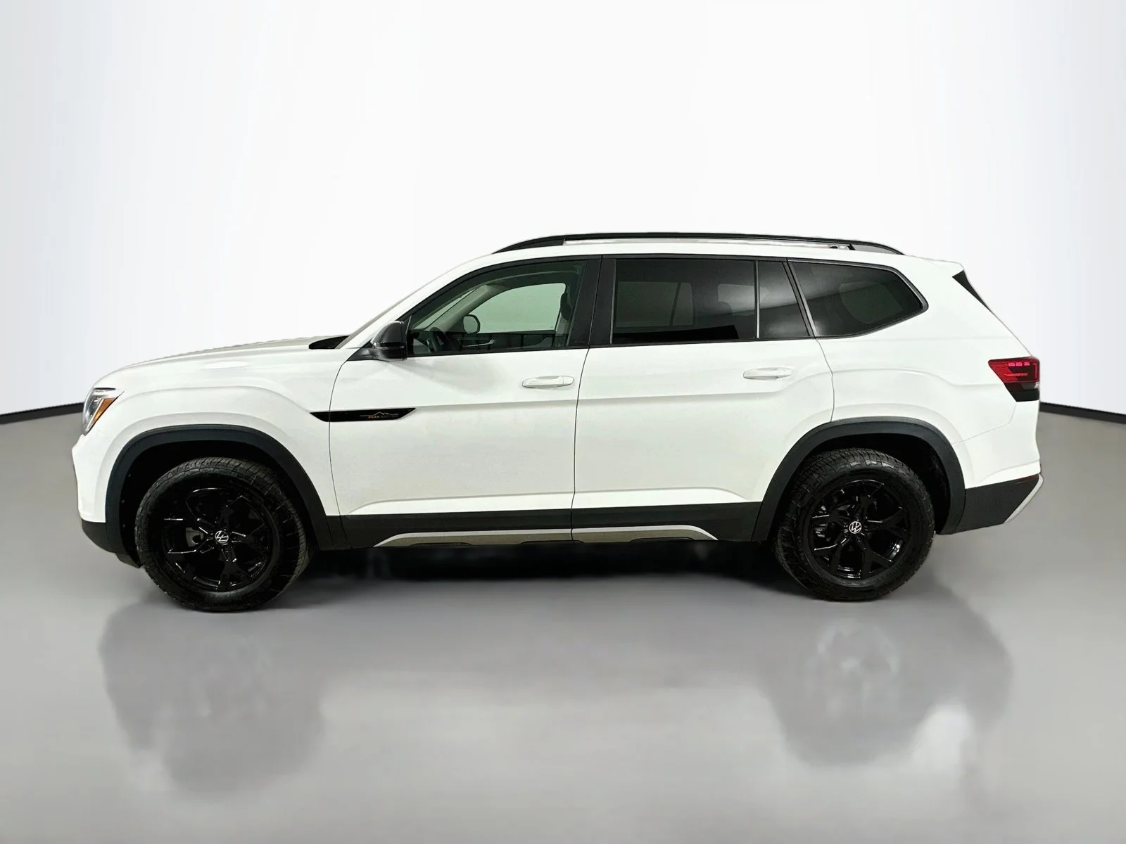 Used 2025  Volkswagen  image 8