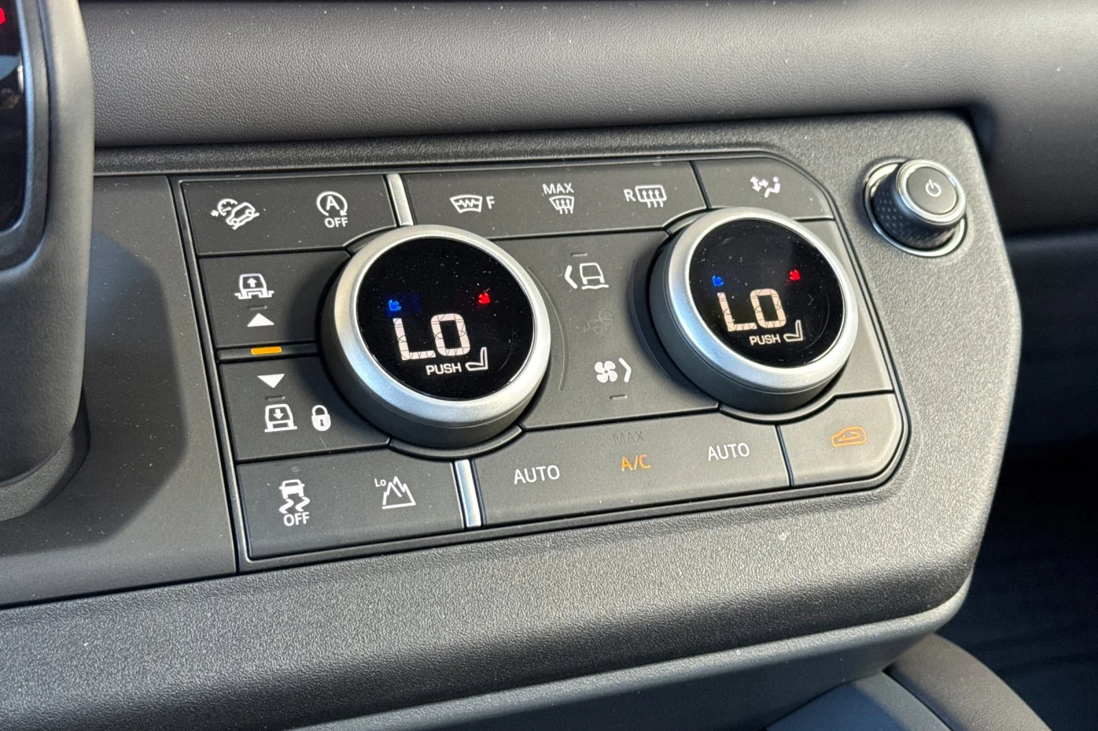 2025 Land Rover Defender X-Dynamic SE - Photo 21