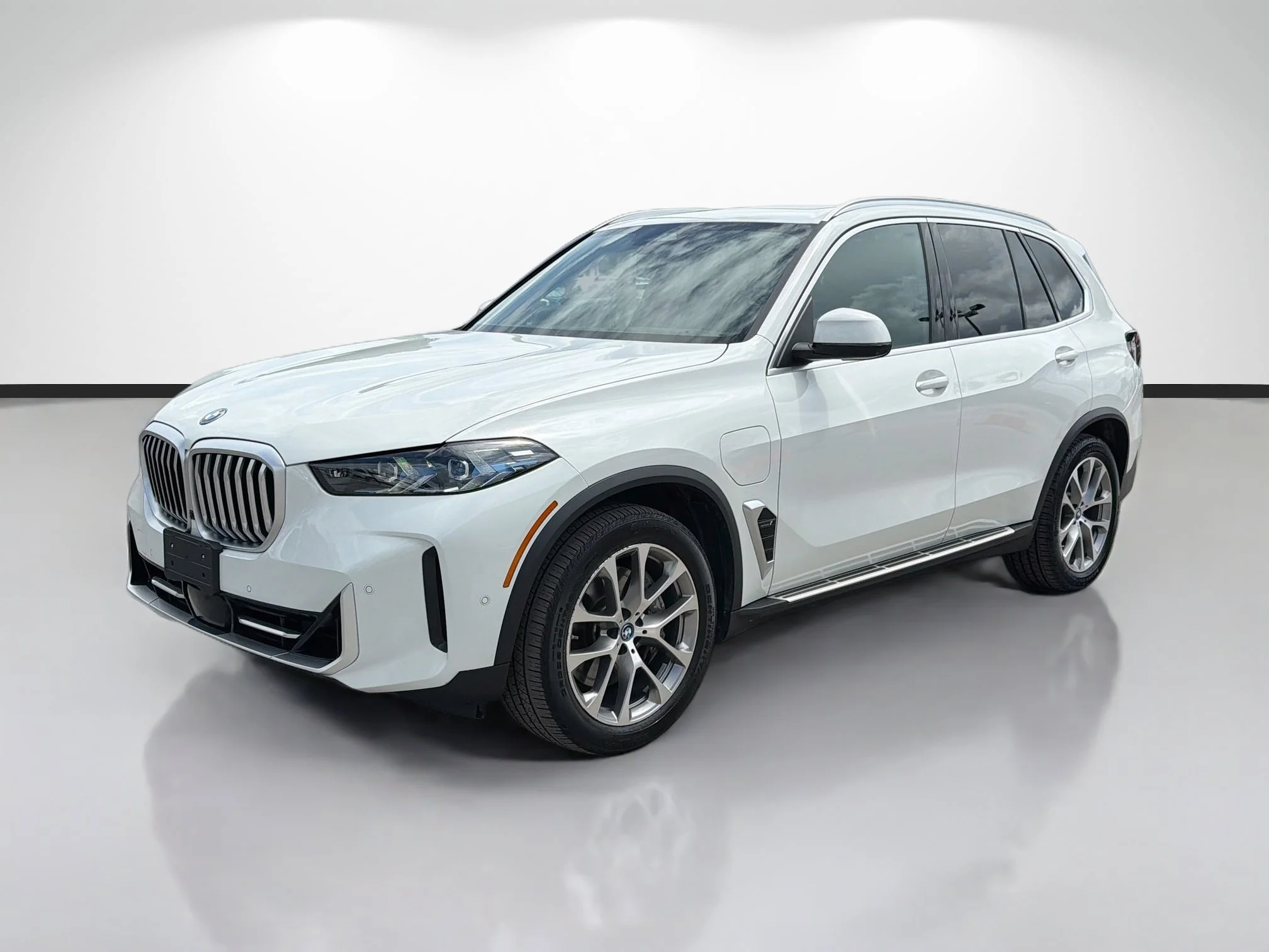 Used 2024 Alpine White BMW xDrive50e image 7