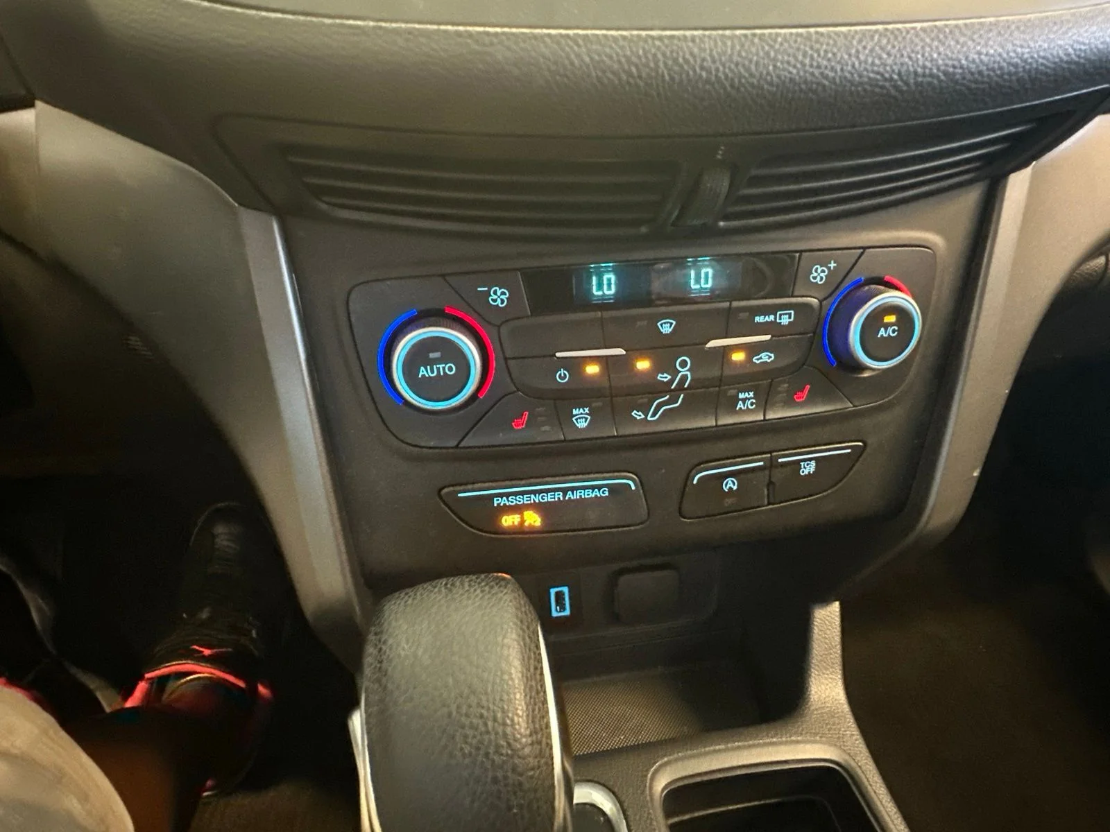 Used 2018 Gray Ford SE image 20