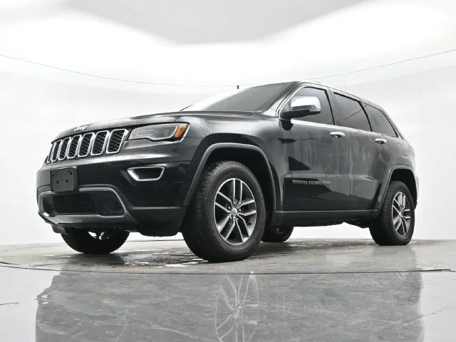 Used 2017 Diamond Black Crystal Pearlcoat Jeep Limited image 11