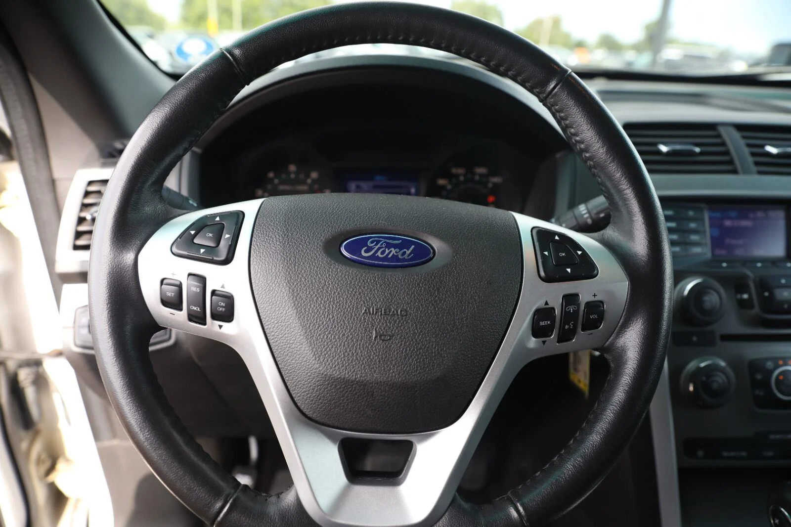 Used 2013 White Platinum Metallic Tri-Coat Ford XLT image 39