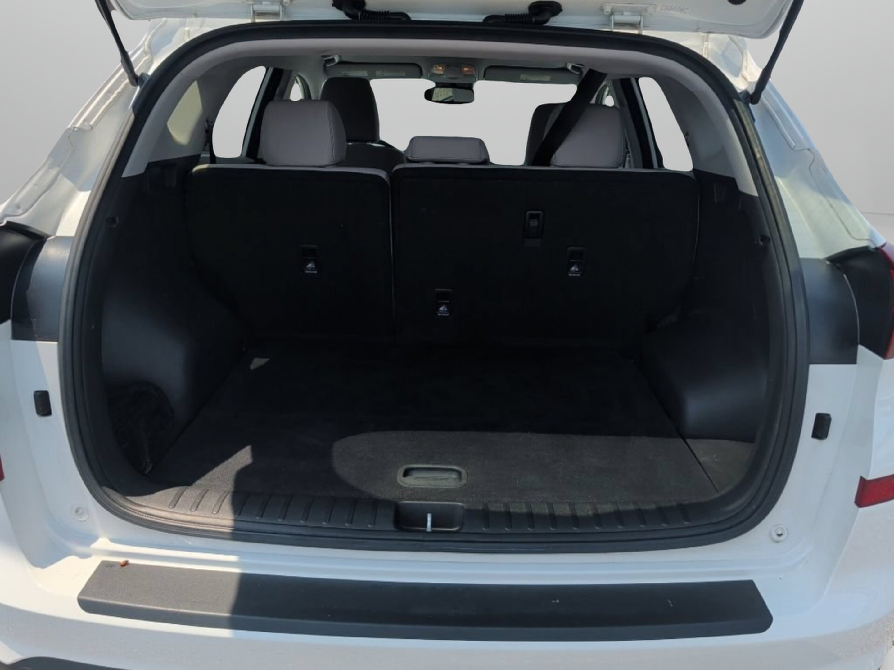 Used 2020 Winter White Hyundai Value image 36