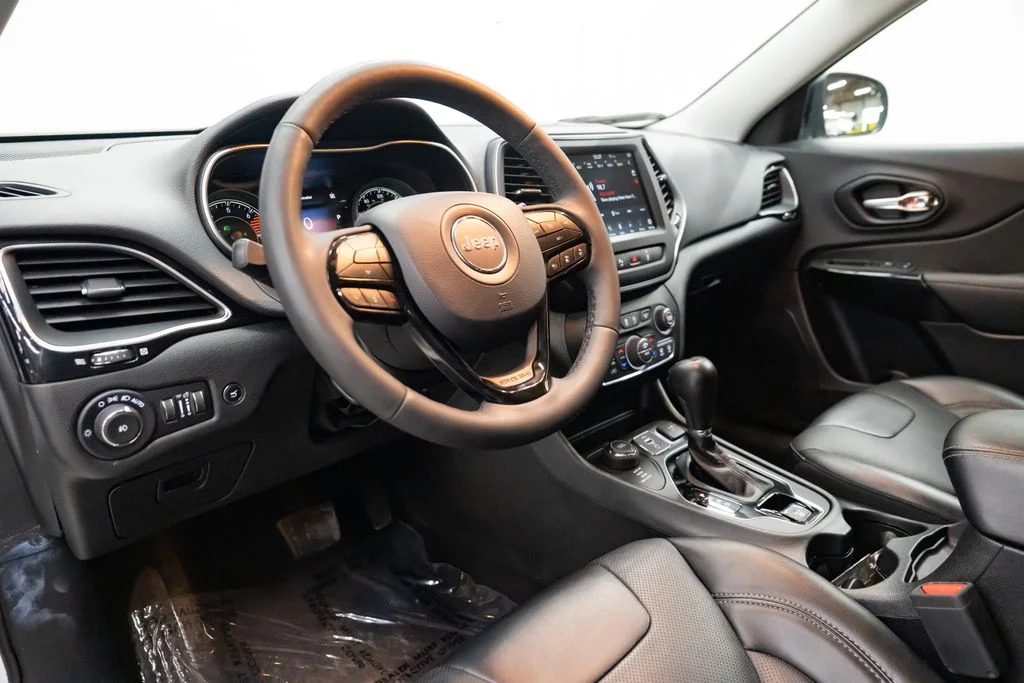 Used 2023 White Jeep Altitude image 25